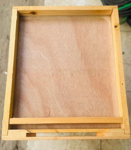 غذاية نحل خشب سطحية